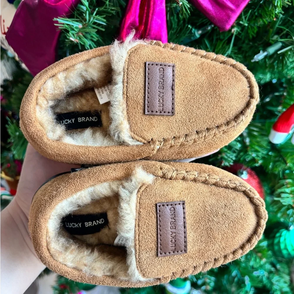 Lucky Brand Boys' Micro Suede Fuzzy Lined Moccasin Slippers 7/8